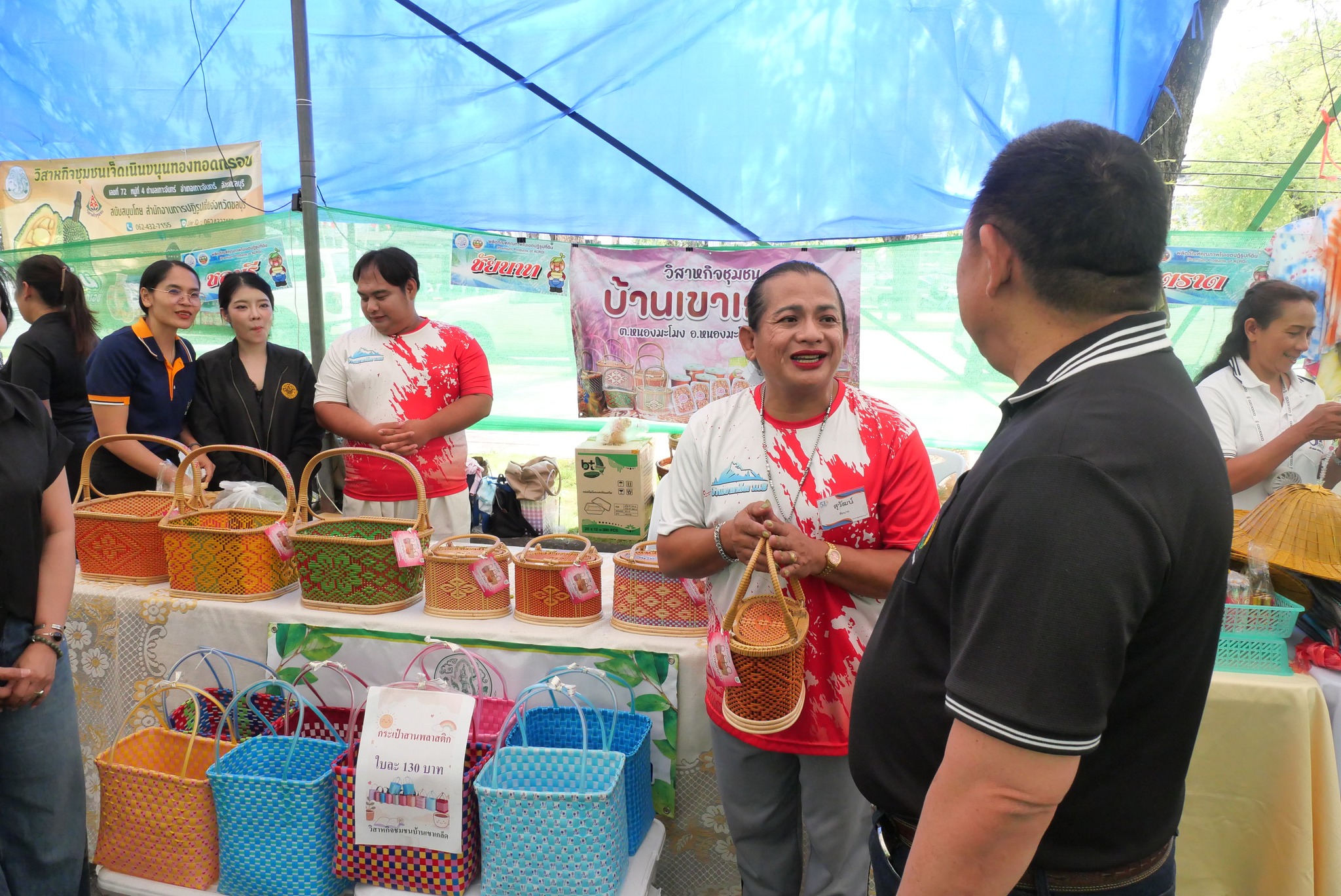 title - เลขาธิการ ส.ป.ก. เยี่ยมทักทายเกษตรกรและซื้อสินค้าในบรรยากาศวันสุดท้ายของการออกร้านขายสินค้า จากเขตปฏิรูปที่ดิน ส่งท้ายงานครบรอบ 51 ปี ส.ป.ก.